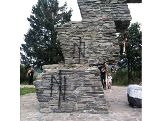 Угорський монумент на Верецькому перевалі знову обмалювали (ФОТО)