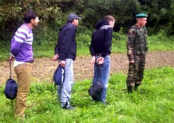 На Закарпатті за 15 км від українсько-угорського кордону у полі затримали 4 нелегалів