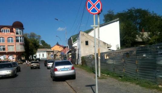 В Ужгороді оштрафували правоохоронця, який припаркувався під "заборонним" знаком
