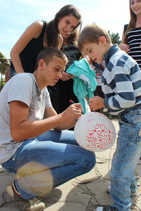 Волонтери подарували неповносправними дітям екскурсію до Ужгородського замку (ФОТО)