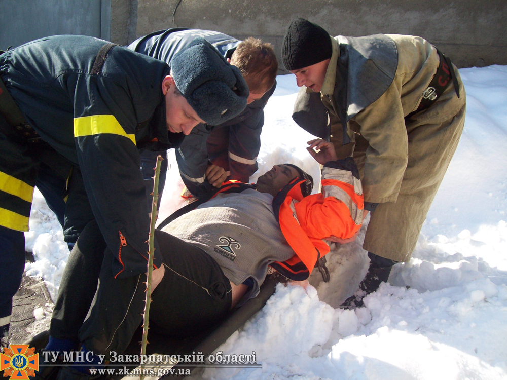У Рахові врятували чоловіка, який впав у 5-метровий колодязь (ФОТО)