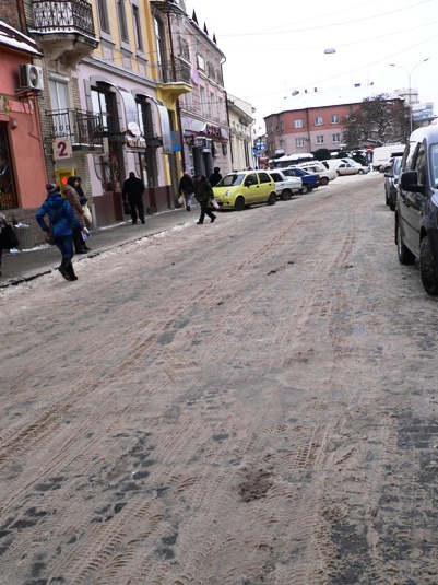 Поки в Ужгороді влада дає собі раду з дорогами, "швидка" забирає травмованих пішоходів (ФОТО)
