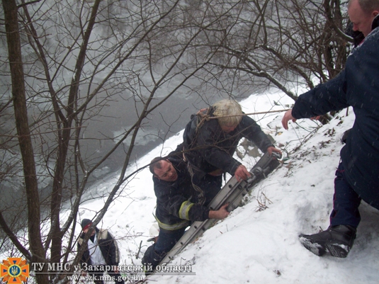 У Рахові рятували жінку, яка впала у річку (ФОТО)