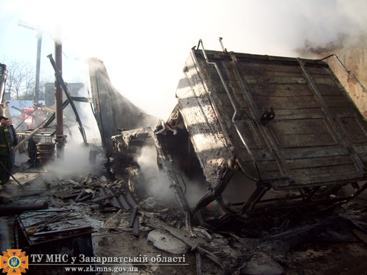 На Рахівщині згоріла вантажівка з трьома причепами (ФОТО)