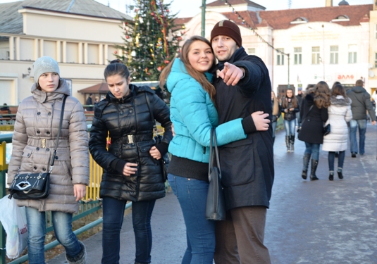 В Ужгороді сьогодні «тепло» і «вільно» обіймались (ФОТО)