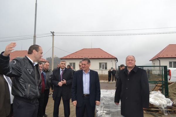 Ледида особисто проінспектував "солотвинське" містечко в Тереблі, яке мають показати Януковичу (ФОТО)