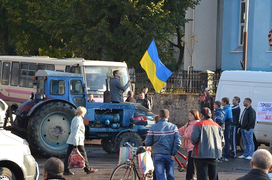 Жителі Довгого письмово попередили Януковича, що якщо дороги не відремонтують, вони поїдуть у Київ