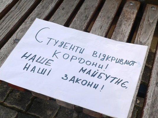 Студентський мітинг в Ужгороді дістався Театральної: наразі режим вільного мікрофону, затим розбиватимуть наметове містечко (ФОТО)