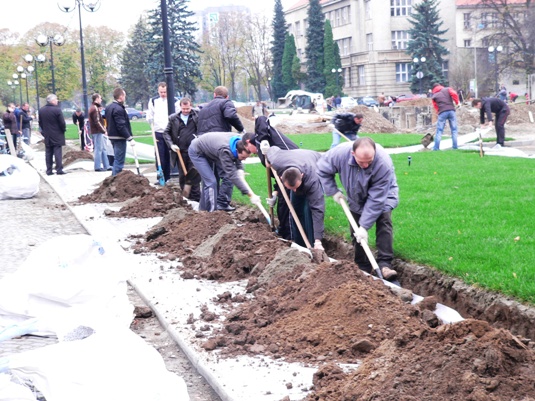 ФОТОФАКТ. В Ужгороді чиновників ОДА вигнали на площу Народну копати ями для "Перепілки"