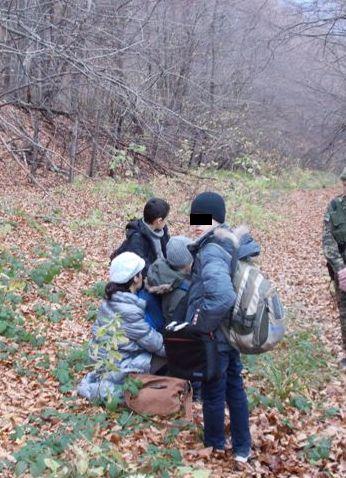 На Закарпатті в горах затримали таджичку з дітьми в супроводі поляка (ФОТО)