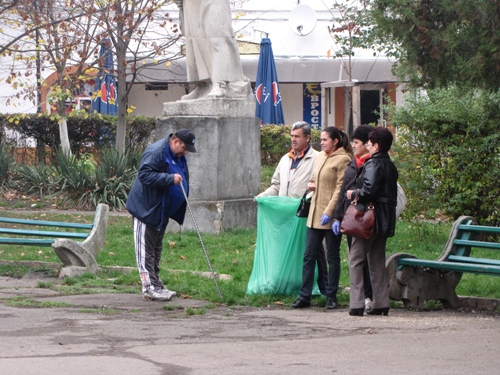 Берегівських чиновників вигнали на прибирання сміття (ФОТО)