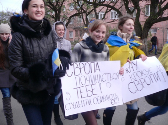 Закарпатські студенти розпочали ходу до майбутнього ЄвроМайдану на Театральній (ФОТО)