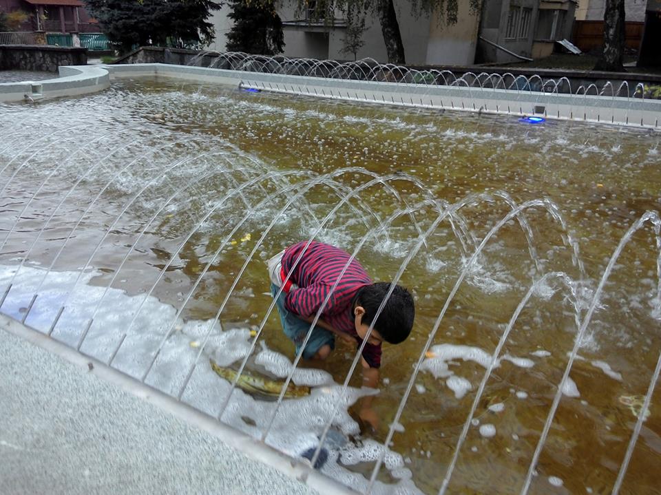 ФОТОФАКТ. В Ужгороді циганчата "підробляють", збираючи босоніж монети в холодній воді "привладного" фонтана