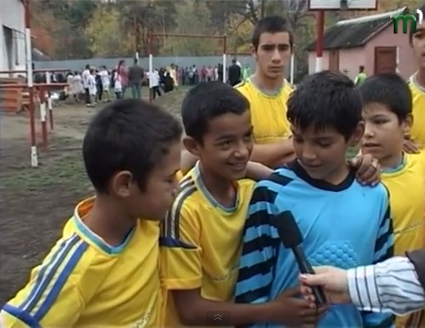 У циганській школі Ужгорода відкрили футбольний міні-майданчик (ВІДЕО)