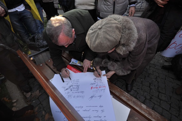 На виноградівському ЄвроМайдані нардепу Бушку написали листа з вимогою вийти з Партії регіонів (ФОТО, ВІДЕО)