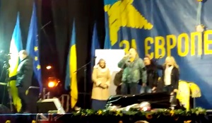 Активіст ужгородського Євромайдану з головної сцени Майдану Незалежності закликав до активних дій (ВІДЕО)
