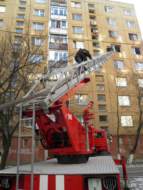 В Ужгороді діти підпалили квартиру на 5 поверсі 8-поверхівки (ФОТО)