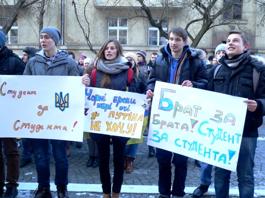 В Ужгороді студенти в рамках акції солідарності навідались до облуправління міліції, в обласну раду та передали запрошення Ващуку (ФОТО, ВІДЕО)