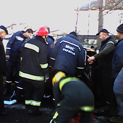 Після аварії на Виноградівщині рятувальникам довелось визволяти затиснутих в автівці пасажирів (ФОТО)