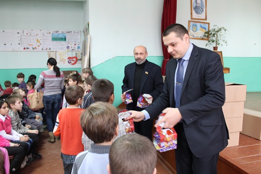 Вихованці дитсадків та учні шкіл Рахівщини і Тячівщини отримали тисячі подарунків від Миколая (ФОТО)