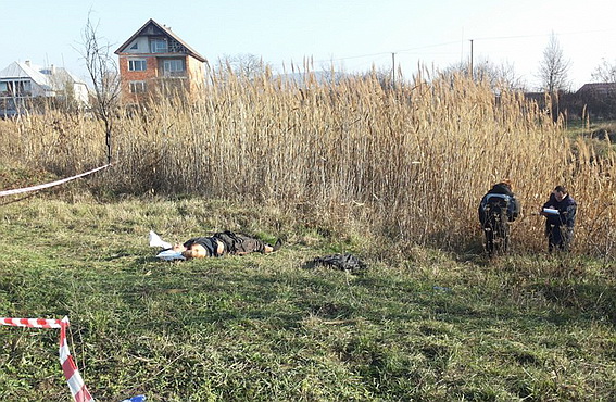 На березі каналу в Берегові знайшли труп з перерізаним горлом (ФОТО)
