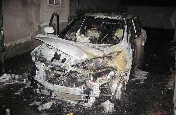 Міліція ще не знає, від чого у Мукачеві згорів річний Nissan, власниця якого заявила про підпал (ФОТО)