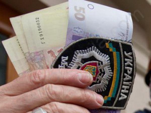 Ужгородського міліціонера затримали на хабарі в 500 доларів за дозвіл на придбання зброї