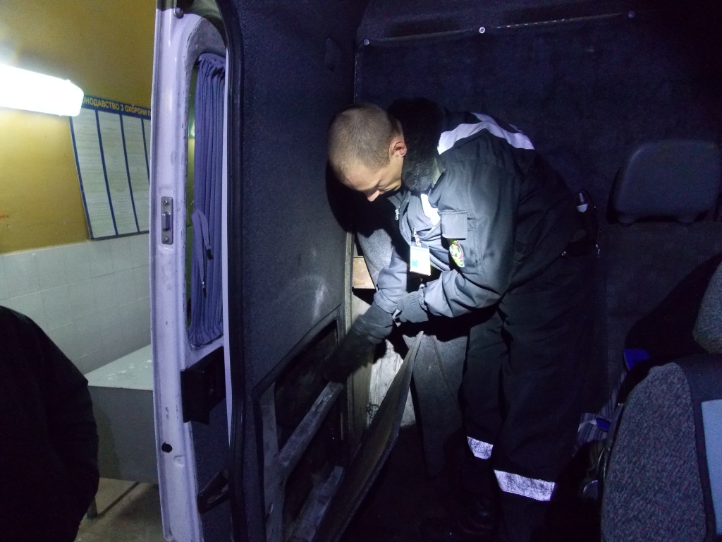 У пункті пропуску «Ужгород» вилучили мікроавтобус «Мерседес» з сигаретами (ФОТО)