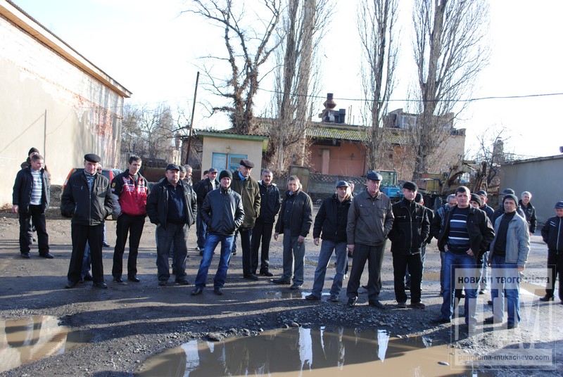 У Мукачеві знову страйкують працівники Водоканалу (ФОТО)