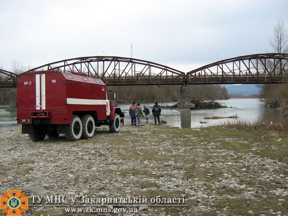 На Хустщині рятувальники дві доби очищали міст від сміття (ФОТО)