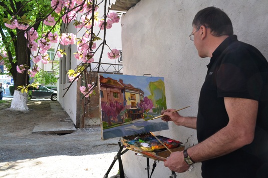 Натхненні цвітом сакури, художники в Ужгороді вийшли творити на вулиці міста (ФОТОФАКТ)