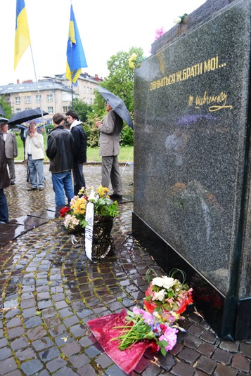 Сьогодні в Ужгороді відбулось традиційне віче з нагоди річниці перепоховання Т. Шевченка (ФОТО)