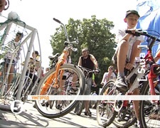 В Ужгороді велосипедисти провели велоекскурсію містом