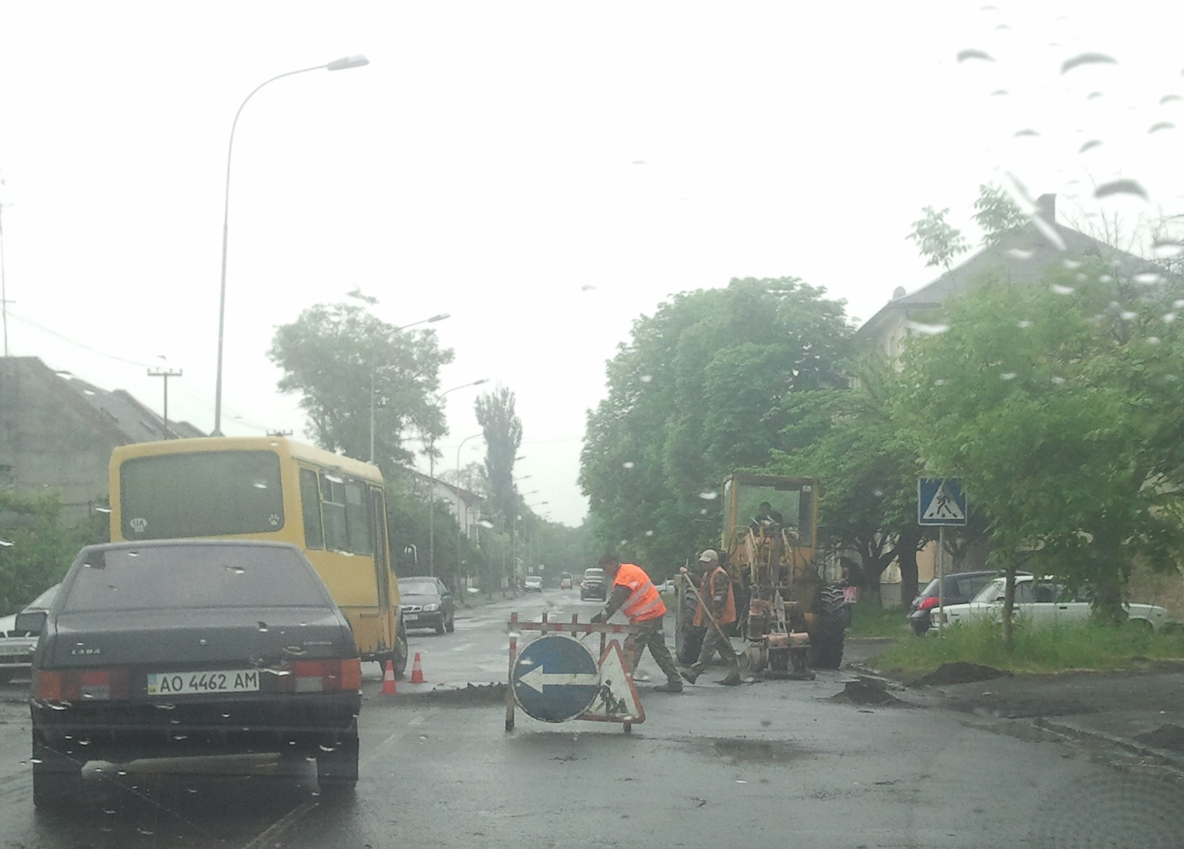 ФОТОФАКТ. Ужгородські дорожники нарешті дочекалися дощу, аби асфальтувати дороги