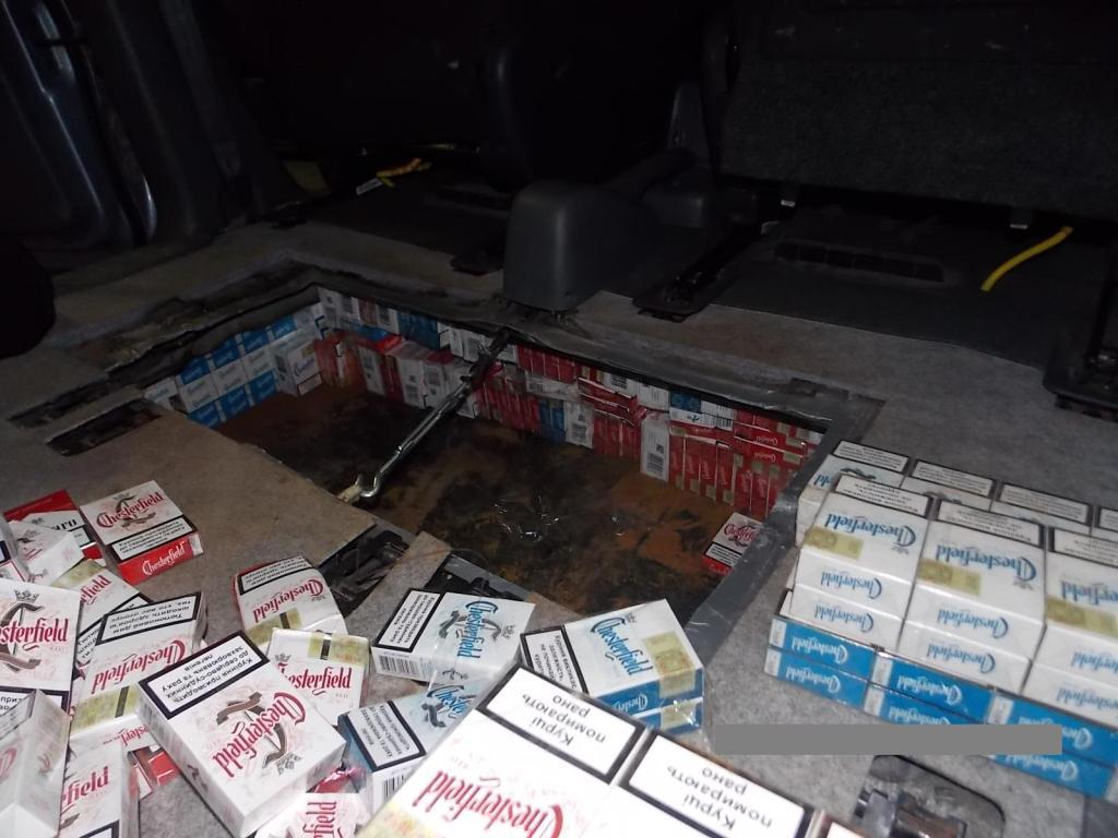 У днищі авто серба виявили 3200 пачок контрабандних сигарет (ФОТО)