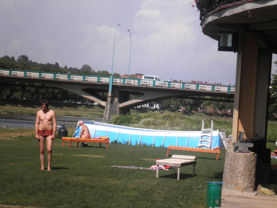 В Ужгороді визначено 3 місця для "офіційного" відпочинку, але купання заборонене