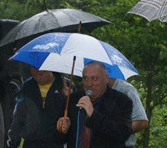 На фестивалі косарів іршавські чиновники "косили" під парасольками Партії регіонів (ФОТО)