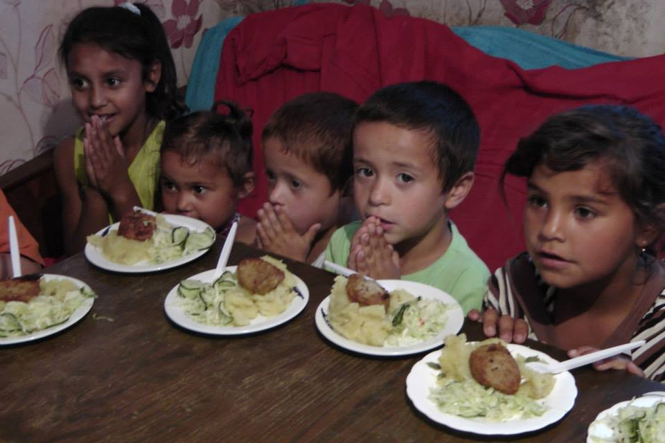 Доброчинці забезпечили обідами 40 циганчат з ужгородської Радванки (ФОТО)