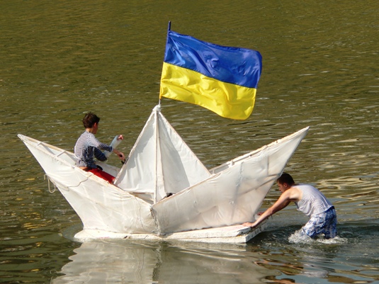 Найоригінальнішим судном «Ужгородської регати-2013» визначено «Паперовий кораблик» (ФОТО)