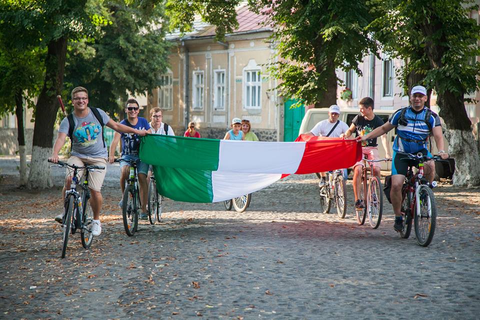В Ужгороді провели угорську велоекскурсію, Свободку одягли в угорське і презентували торт KORZO (ФОТО)