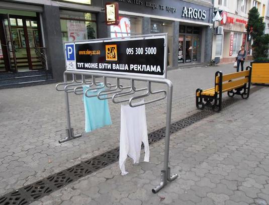 В Ужгороді виконком погоджуватиме рекламу на непогоджених велопарковках