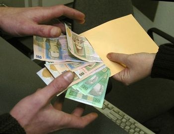 На Берегівщині держвиконавця затримали на хабарі в 2500 гривень