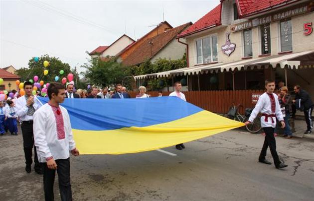 Святкування Дня міста у Тячеві розпочалося Парадом вишиванок (ФОТО)