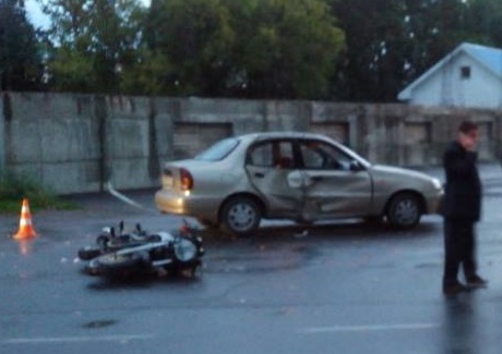 В Ужгороді мотоцикл "трагічно" врізався в "Деу-Ланос" (ФОТО)