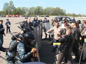 В Ужгороді міліція провела навчання з протидії громадським безпорядкам (ФОТО)