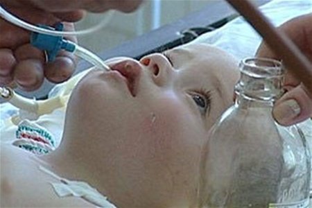 Мати з Підвиноградова каже, що її немовля проломило собі голову, спіткнувшись об поріг