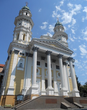 В Ужгороді двоє хлопців обікрали кафедральний собор