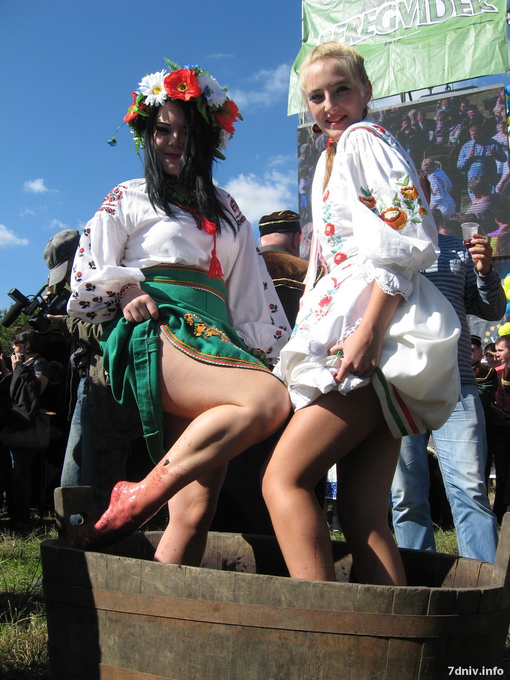 На фестивалі "Берегфест" незаймані дівчата босоніж місили виноград (ФОТО)