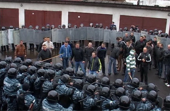 В Ужгороді міліція вчилася захищати Погорєлова від розлюченого натовпу (ФОТО)