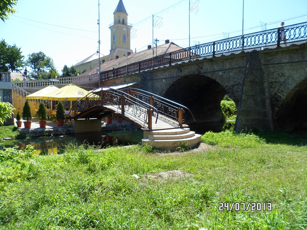 Прокуратура оскаржила у суді договір на розміщення кафе і квіткового магазину під історичним мостом у Берегові (ФОТО)